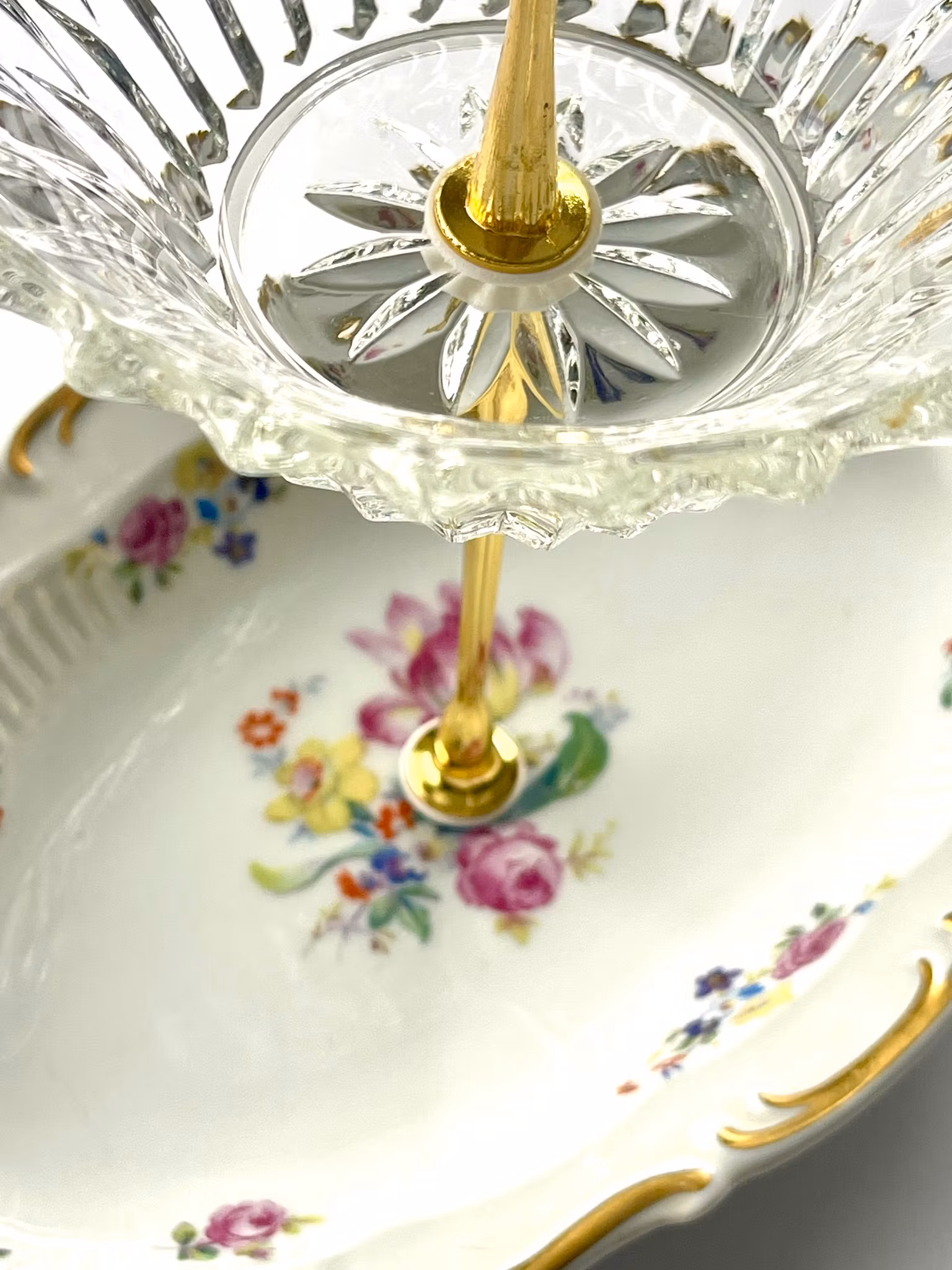 Petite etasjefat i pressglass og porselen