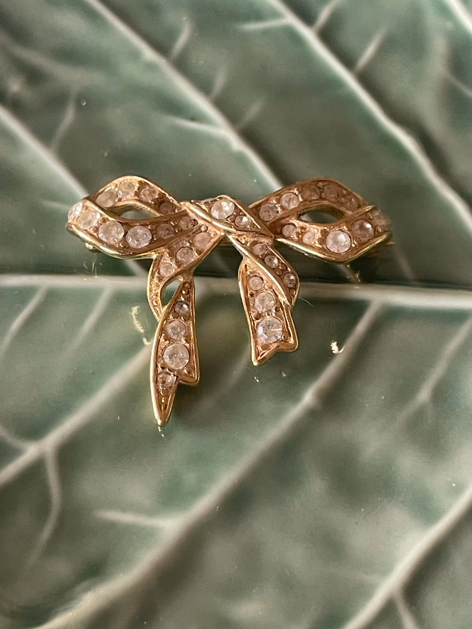 Sløyfe med rhinestones 🎀Monet- signert vintage brosje.