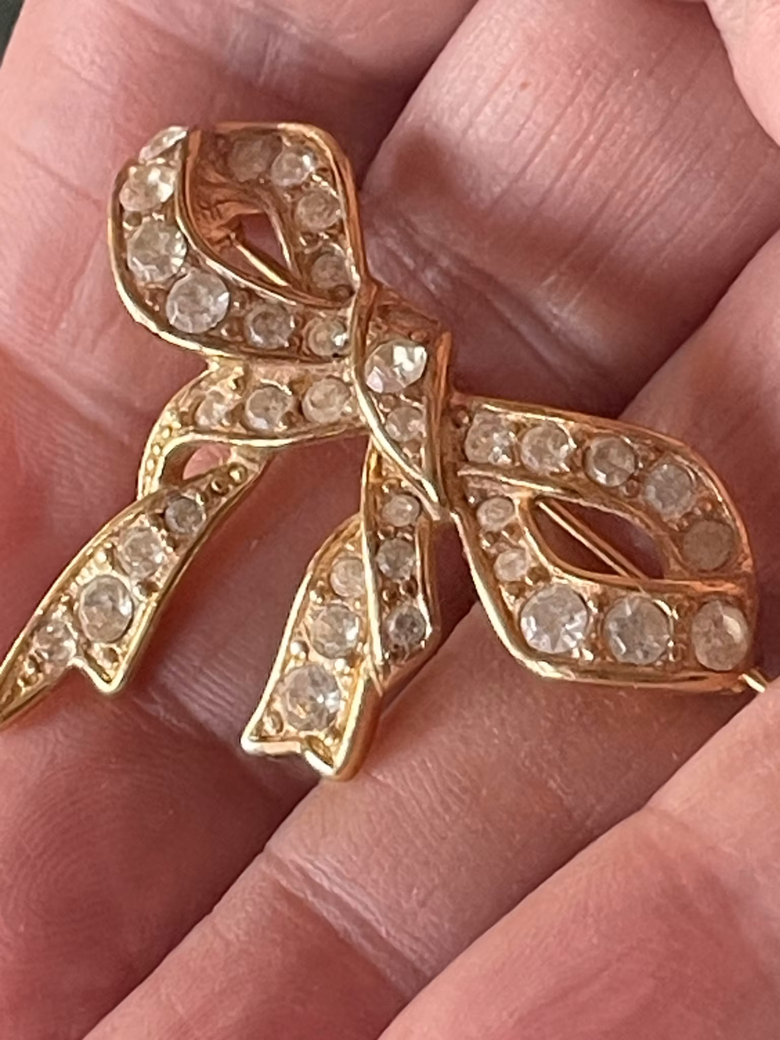 Sløyfe med rhinestones 🎀Monet- signert vintage brosje.