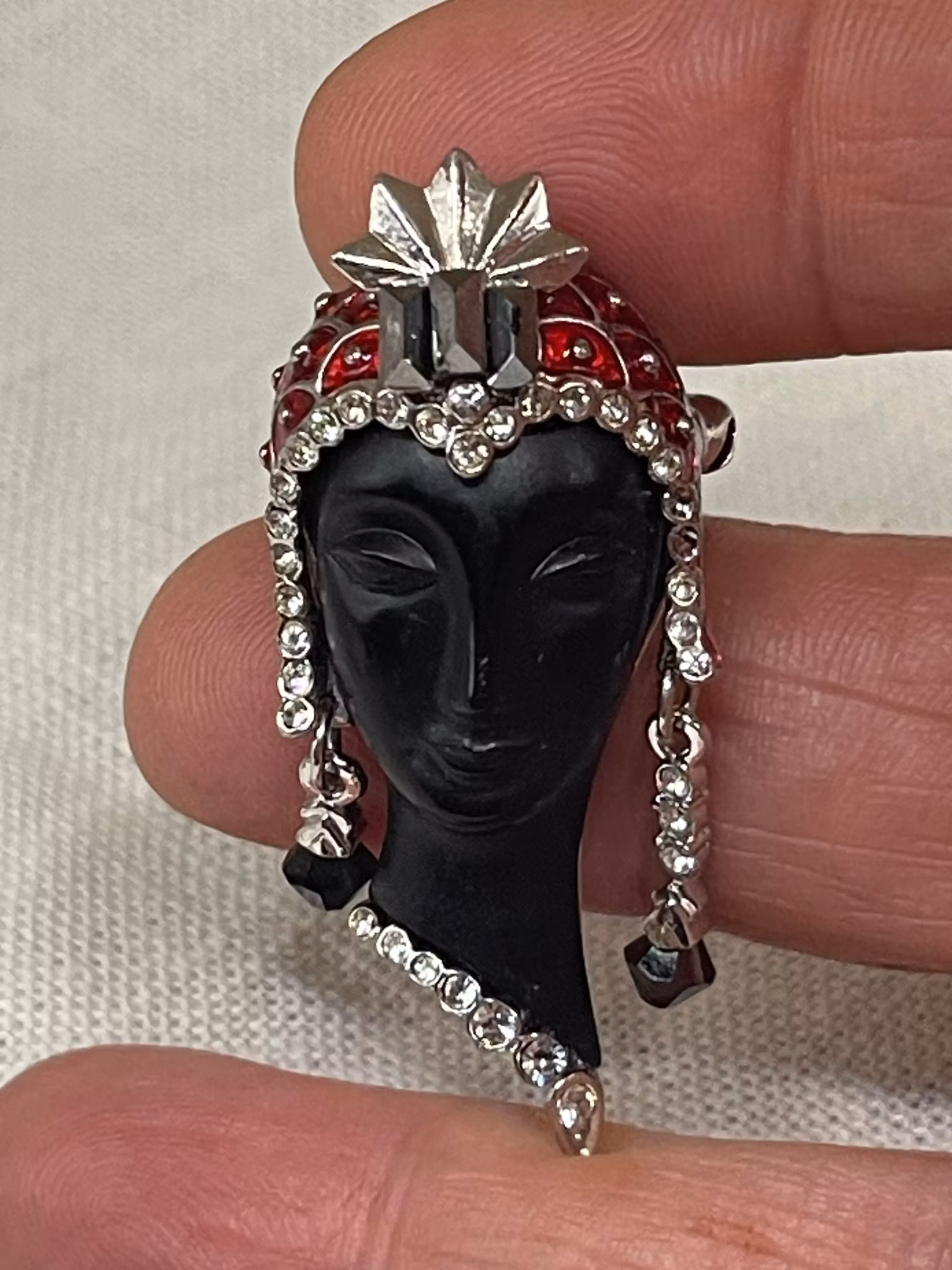 Black Queen - vintage brosje