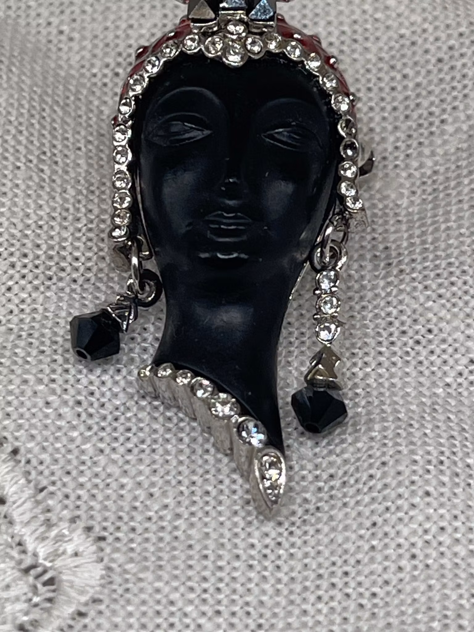 Black Queen - vintage brosje