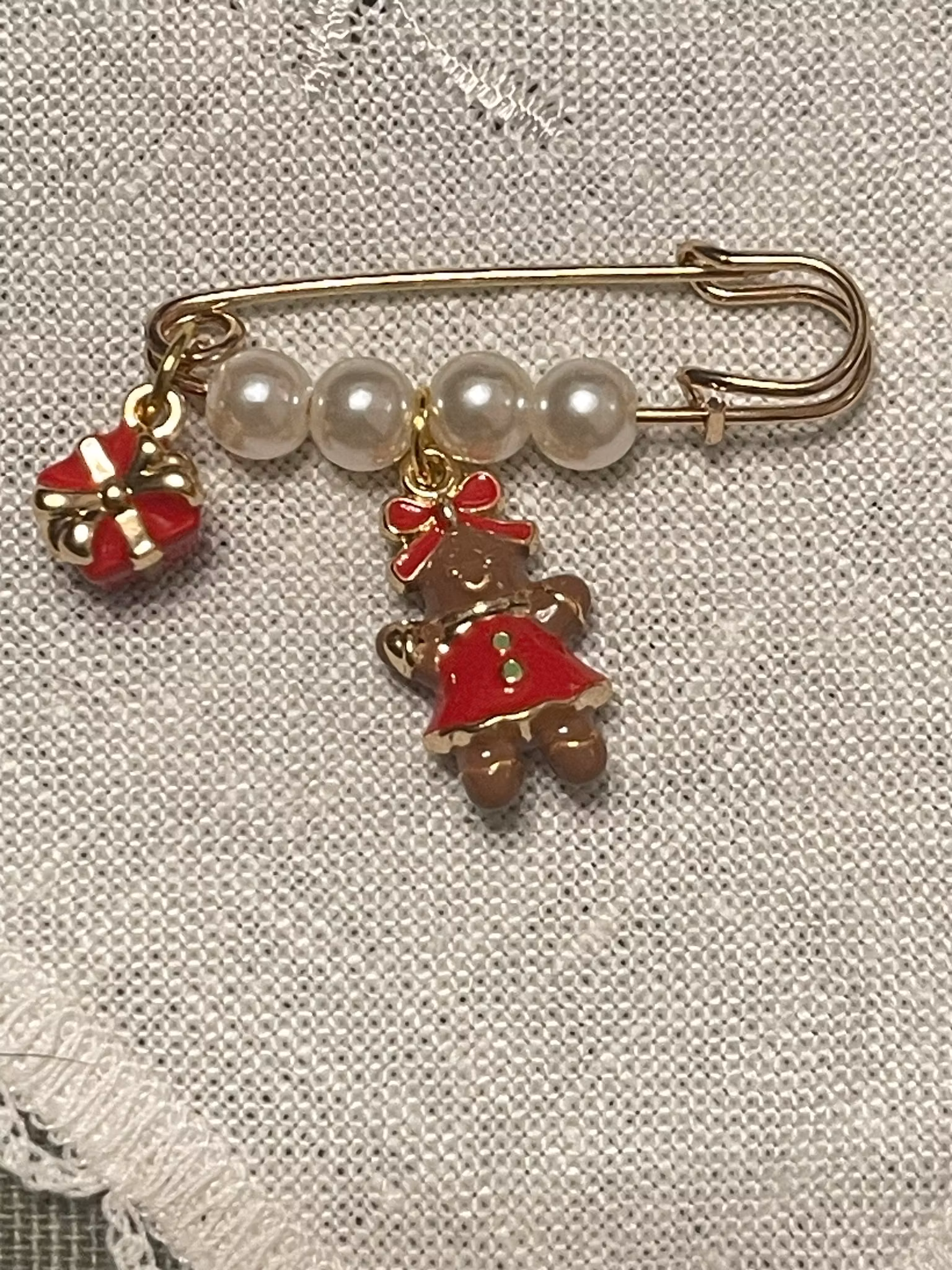 🎄 PEPPERKAKEJENTA – liten julenål med perler og julegave ❤️