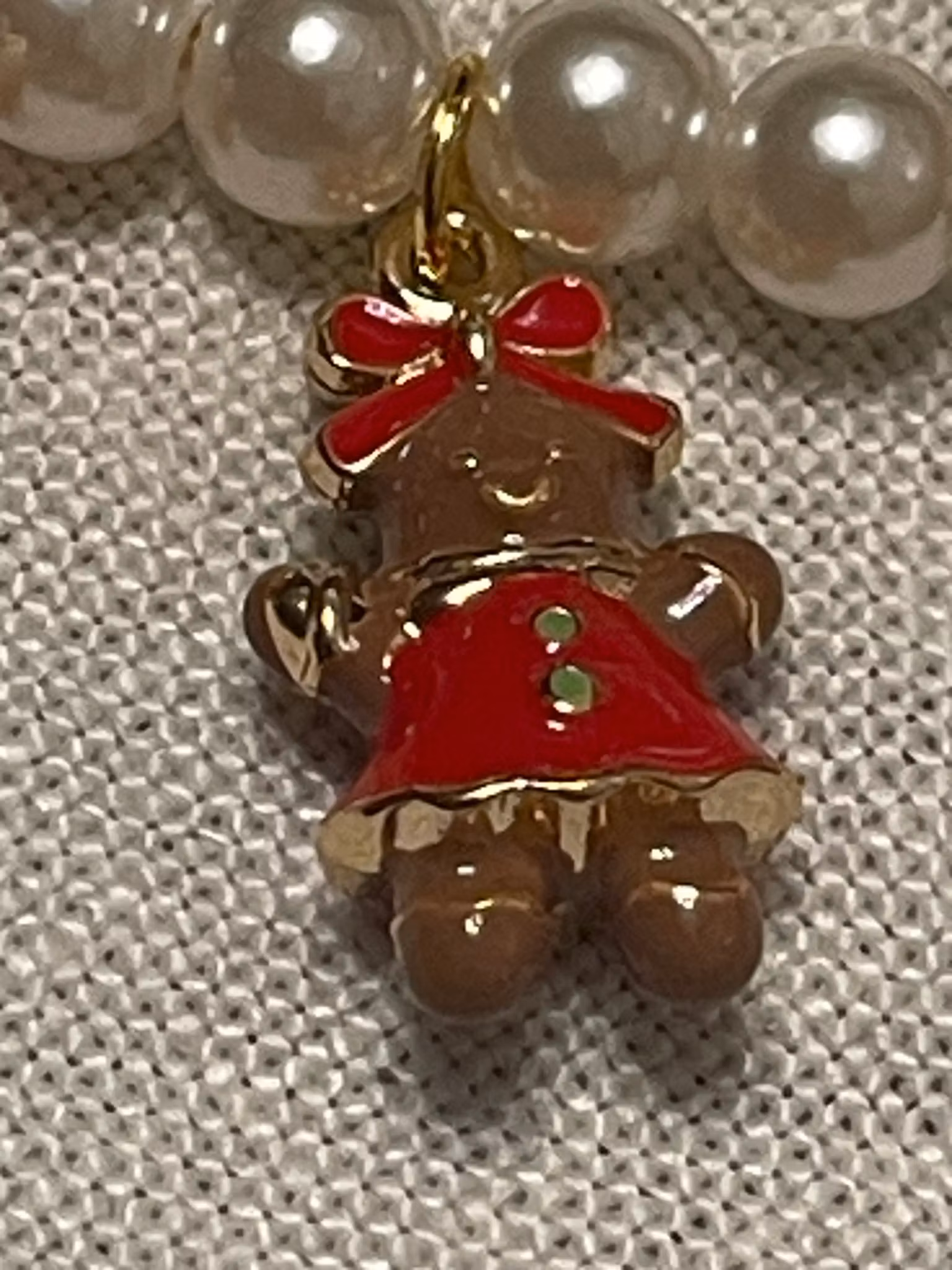 🎄 PEPPERKAKEJENTA – liten julenål med perler og julegave ❤️