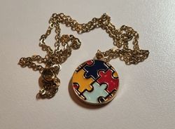 Guldfärgat halsband med en rund pusselbit, berlock / charm