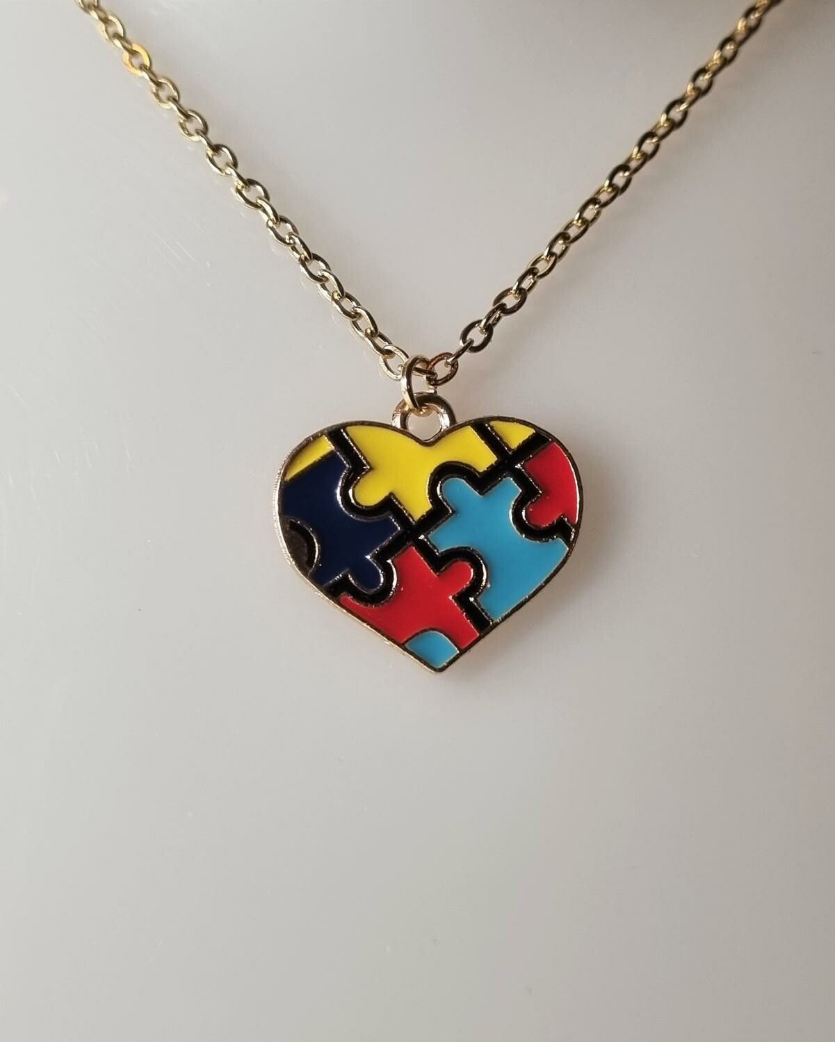 Guldfärgat halsband med en hjärtformad pusselbit, berlock / charm