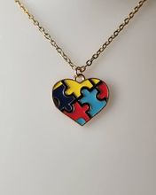 Guldfärgat halsband med en hjärtformad pusselbit, berlock / charm