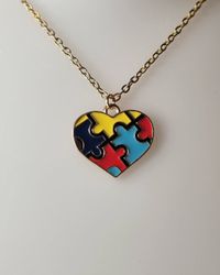 Guldfärgat halsband med en hjärtformad pusselbit, berlock / charm