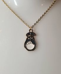 Guldfärgat halsband med en katt under ett paraply, berlock / charm