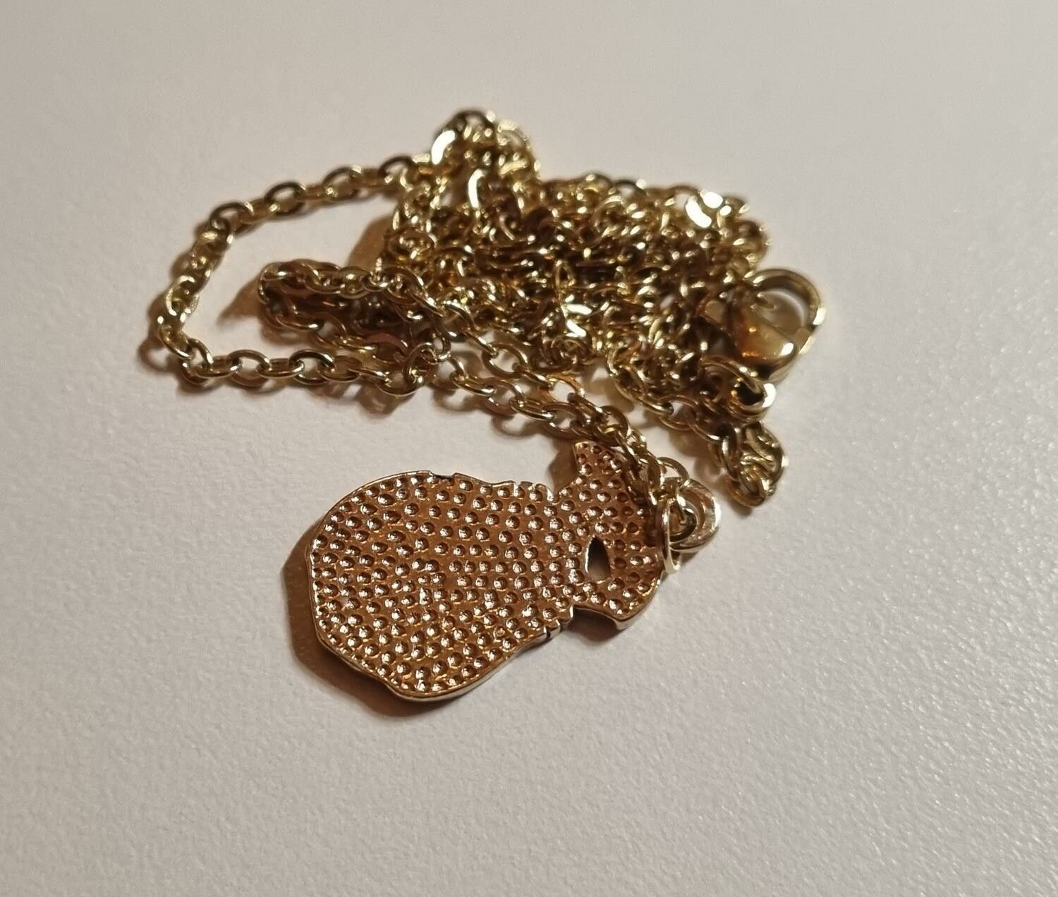 Guldfärgat halsband med en katt under ett paraply, berlock / charm