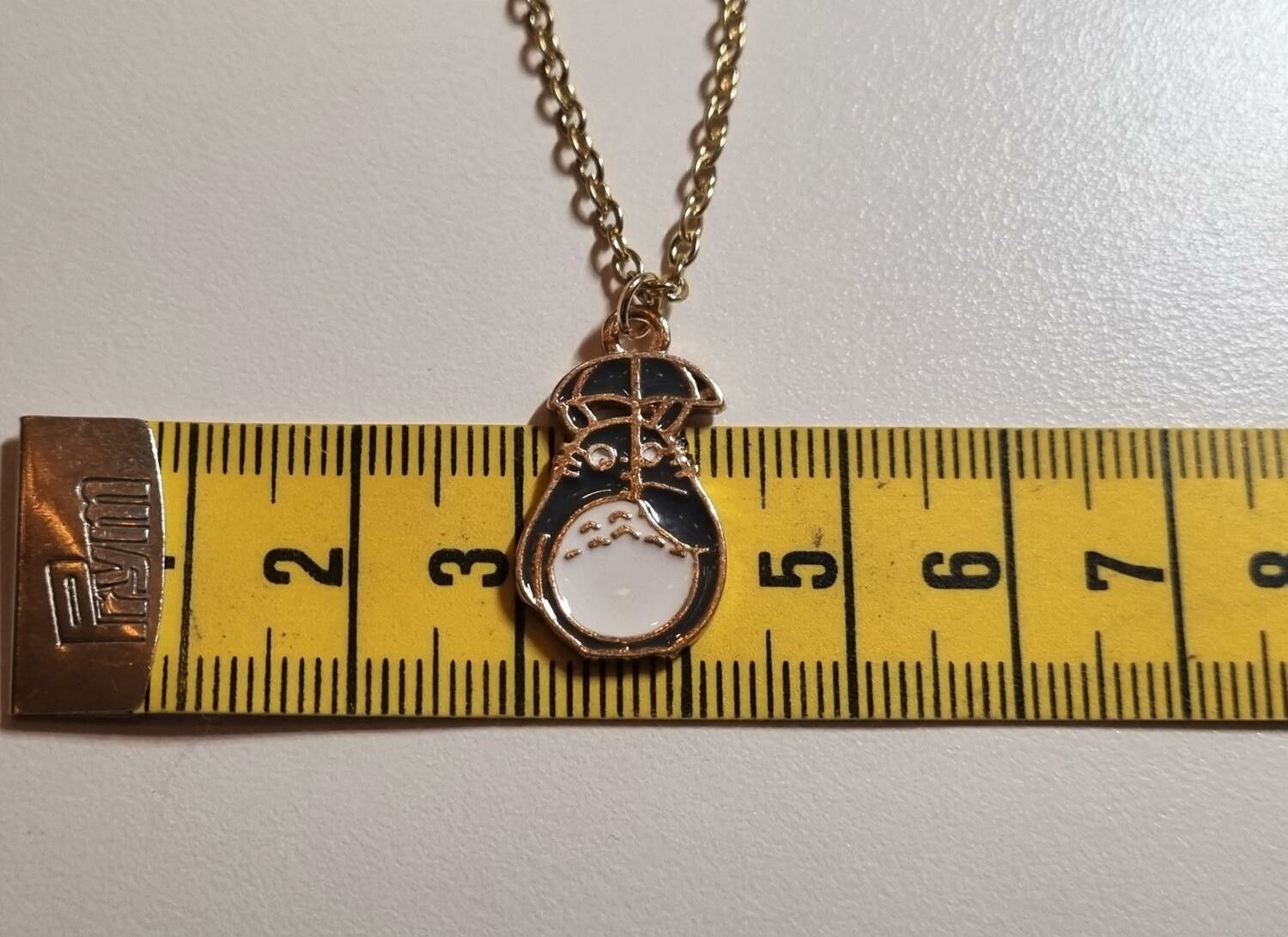Guldfärgat halsband med en katt under ett paraply, berlock / charm