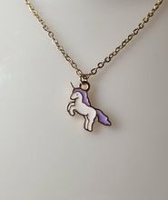 Guldfärgat halsband med en lila enhörning, berlock / charm