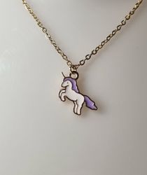 Guldfärgat halsband med en lila enhörning, berlock / charm