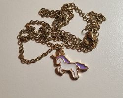 Guldfärgat halsband med en lila enhörning, berlock / charm