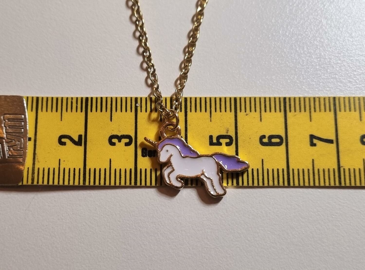 Guldfärgat halsband med en lila enhörning, berlock / charm
