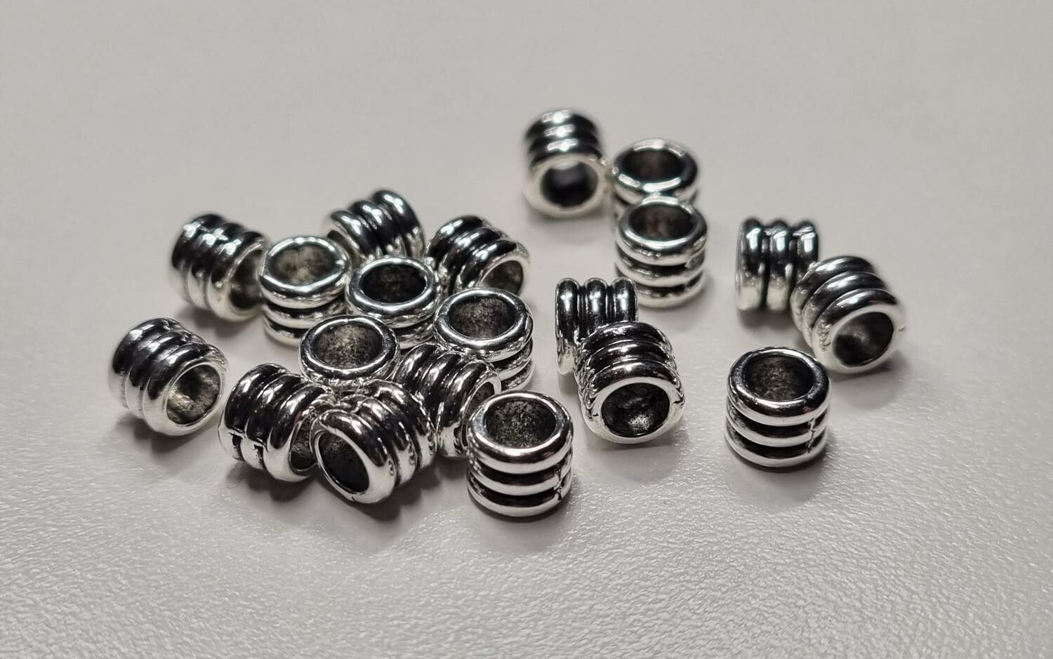 20 silverfärgade spacer beads i metall (6x6 mm)