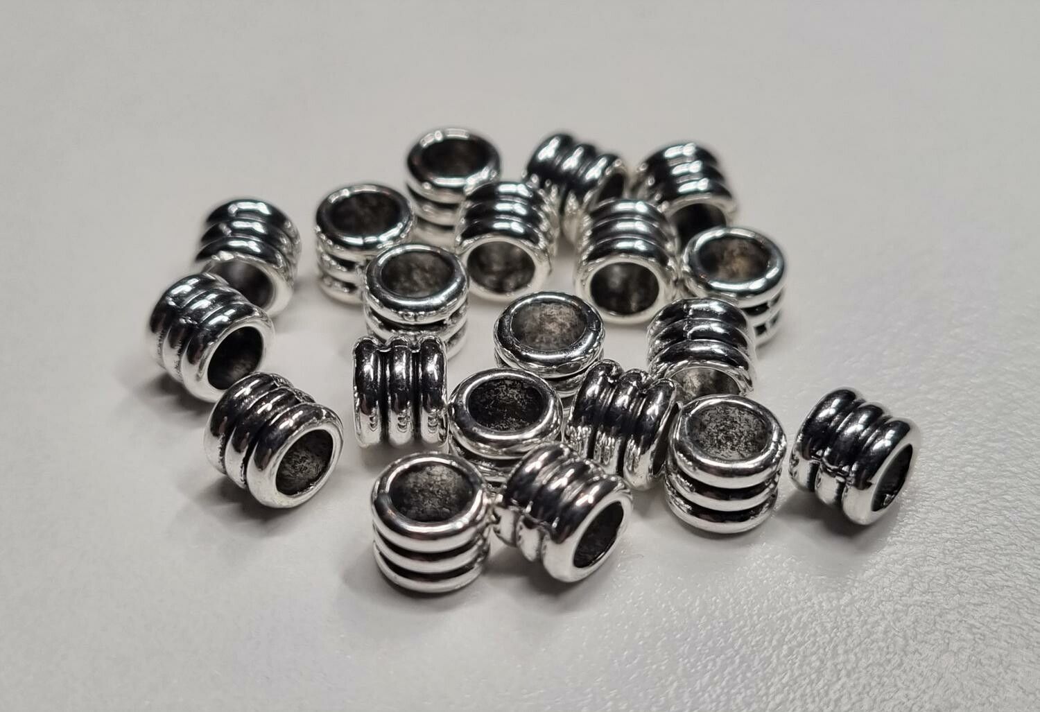 20 silverfärgade spacer beads i metall (6x6 mm)