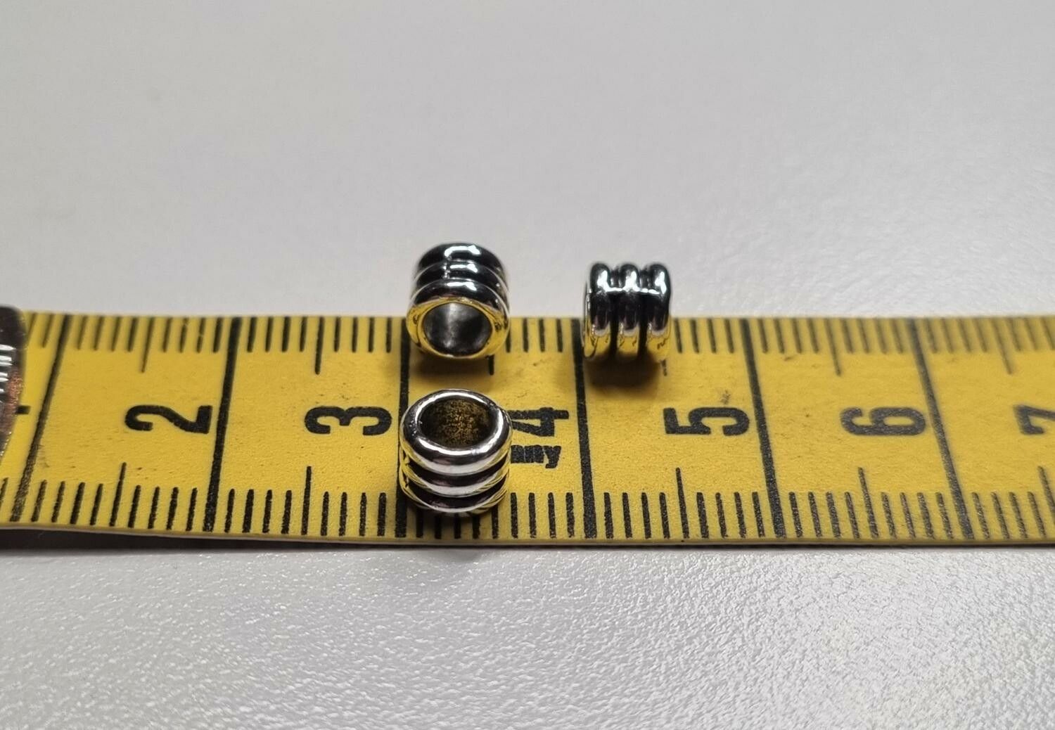 20 silverfärgade spacer beads i metall (6x6 mm)