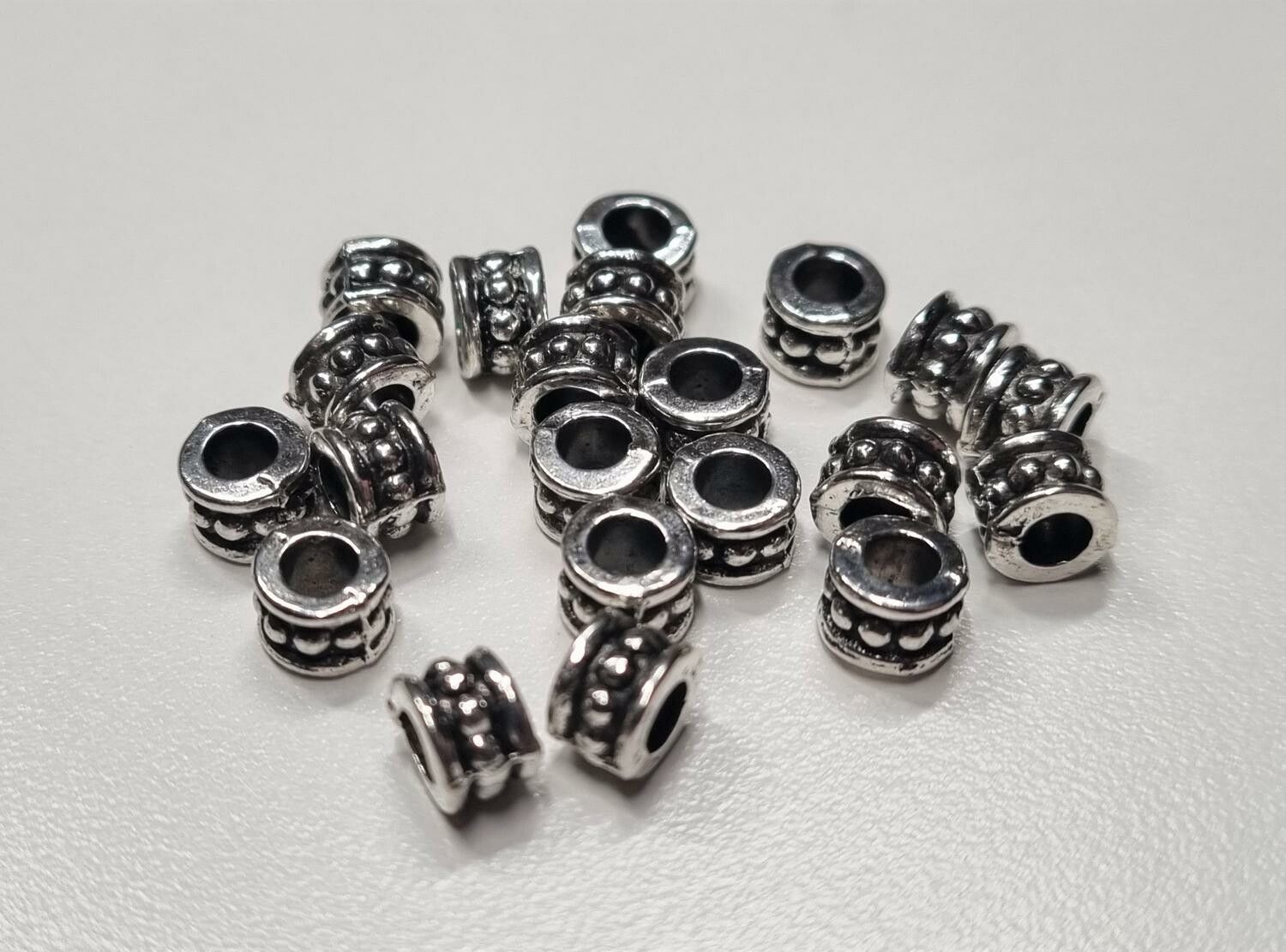 20 silverfärgade spacer beads i metall (6x6 mm)