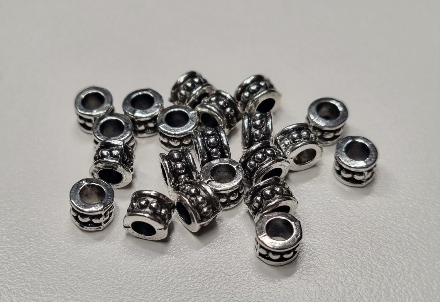 20 silverfärgade spacer beads i metall (6x6 mm)
