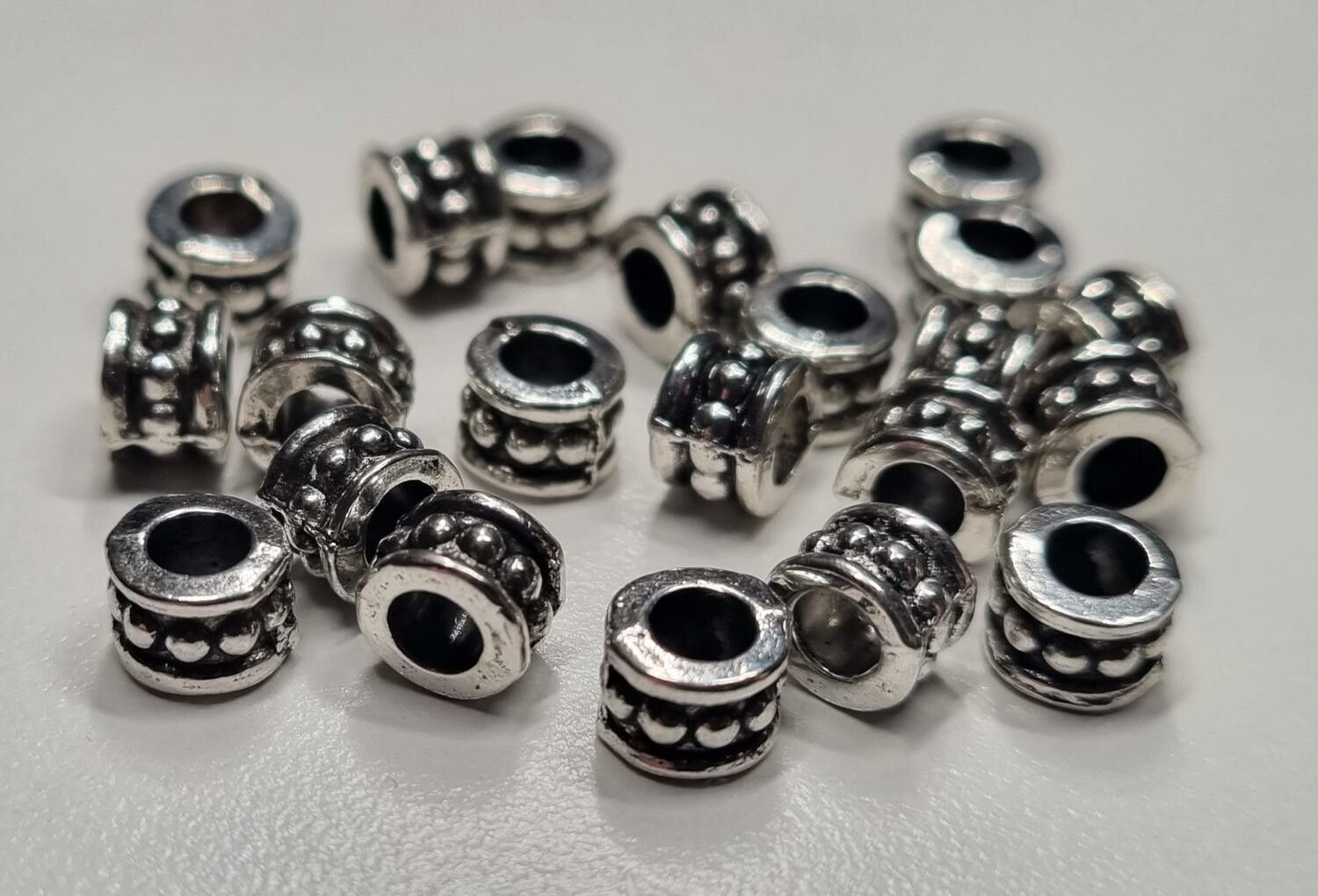 20 silverfärgade spacer beads i metall (6x6 mm)