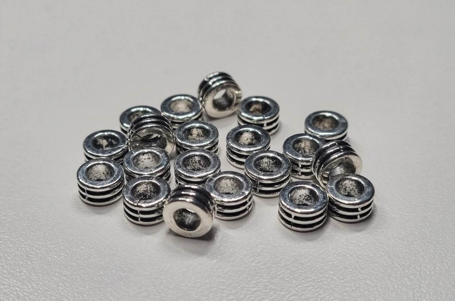 20 silverfärgade spacer beads i metall (6x6 mm)
