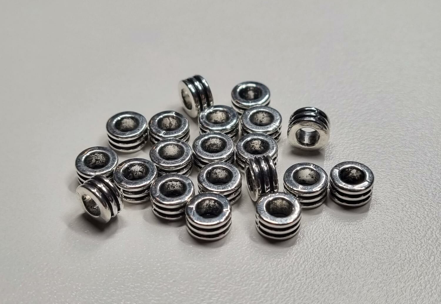 20 silverfärgade spacer beads i metall (6x6 mm)
