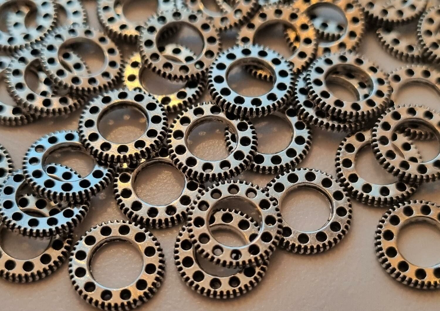 60 st kugghjul i steampunk, kuggar, gears minikugghjul (silverfärgade, 10 mm)