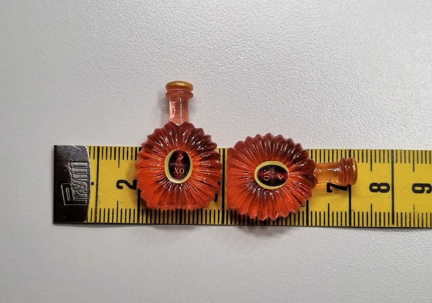 XO cognac, cognacflaskor, miniatyrer till dockskåp, tittskåp (2 st, röd)