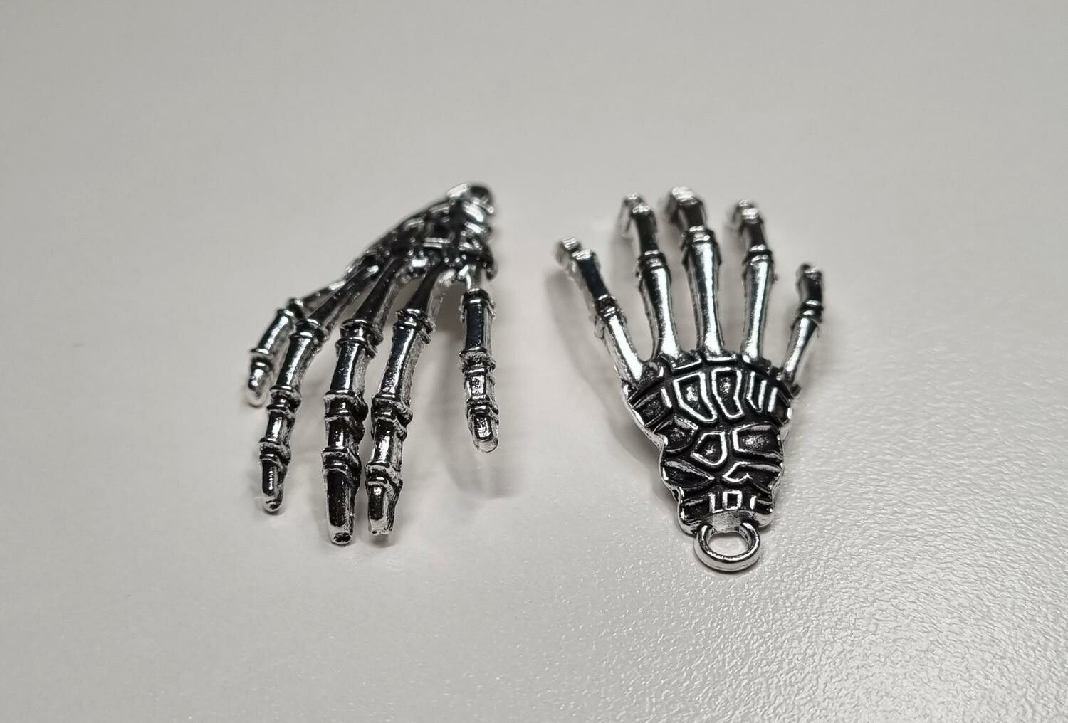 2 st silverfärgade händer / skeletthänder, hängen / berlocker