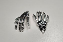 2 st silverfärgade händer / skeletthänder, hängen / berlocker