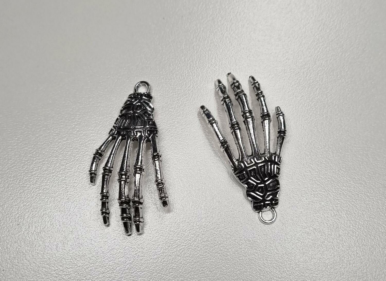 2 st silverfärgade händer / skeletthänder, hängen / berlocker