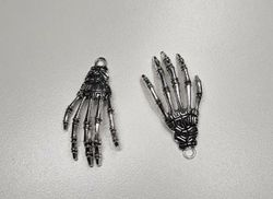 2 st silverfärgade händer / skeletthänder, hängen / berlocker