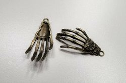 2 st bronsfärgade händer / skeletthänder, hängen / berlocker