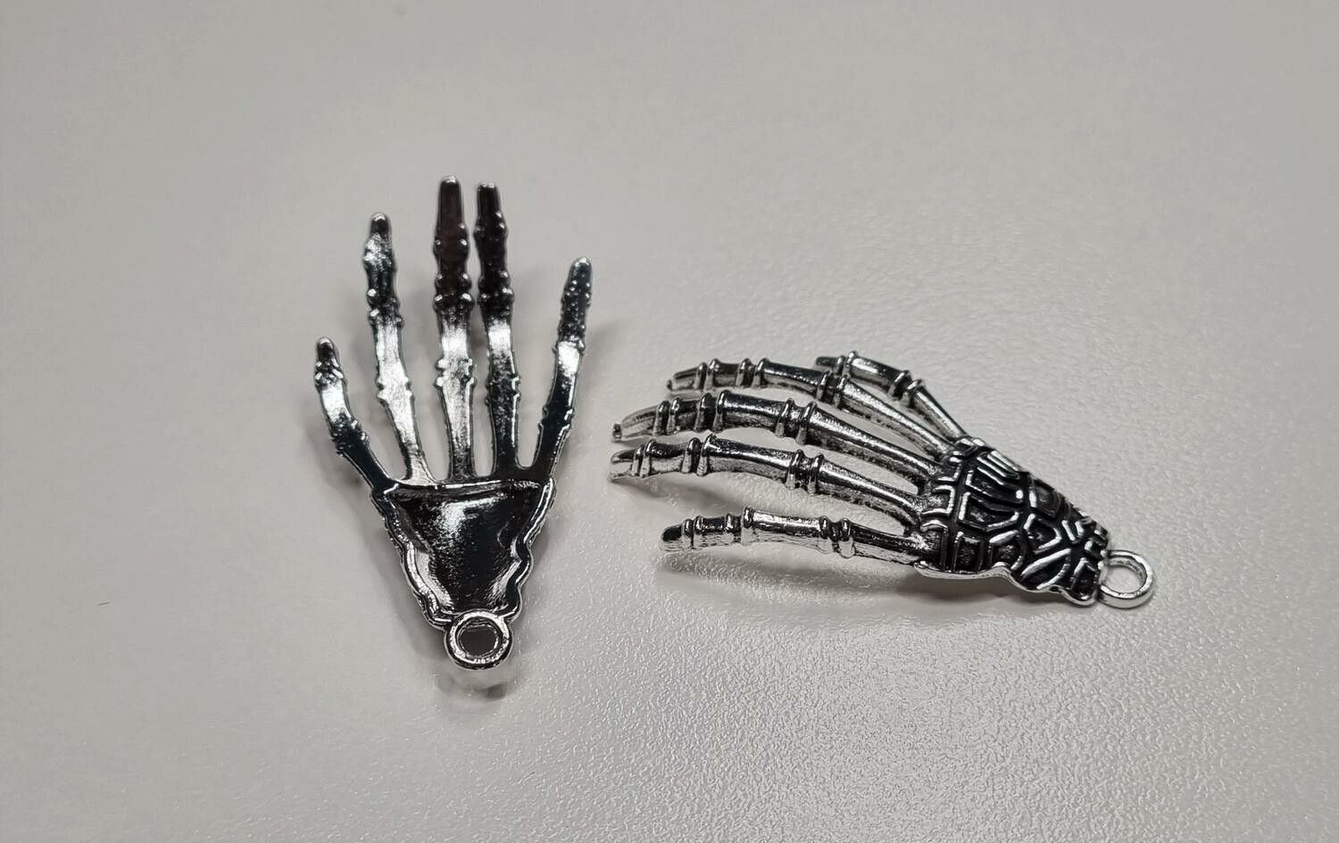 2 st silverfärgade händer / skeletthänder, hängen / berlocker