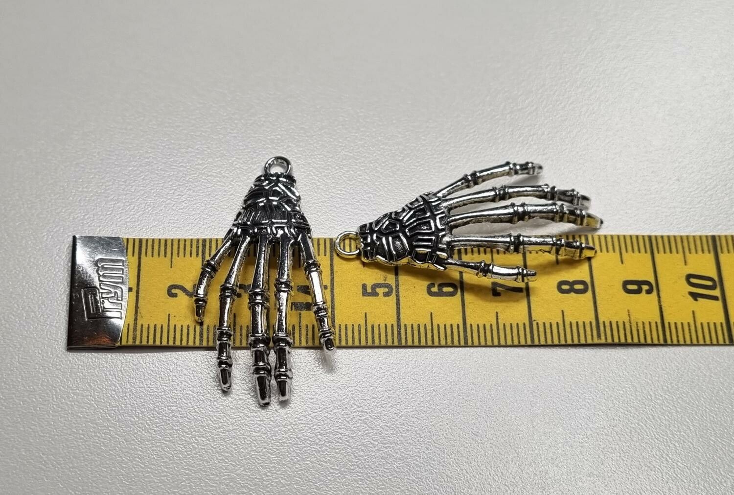 2 st silverfärgade händer / skeletthänder, hängen / berlocker