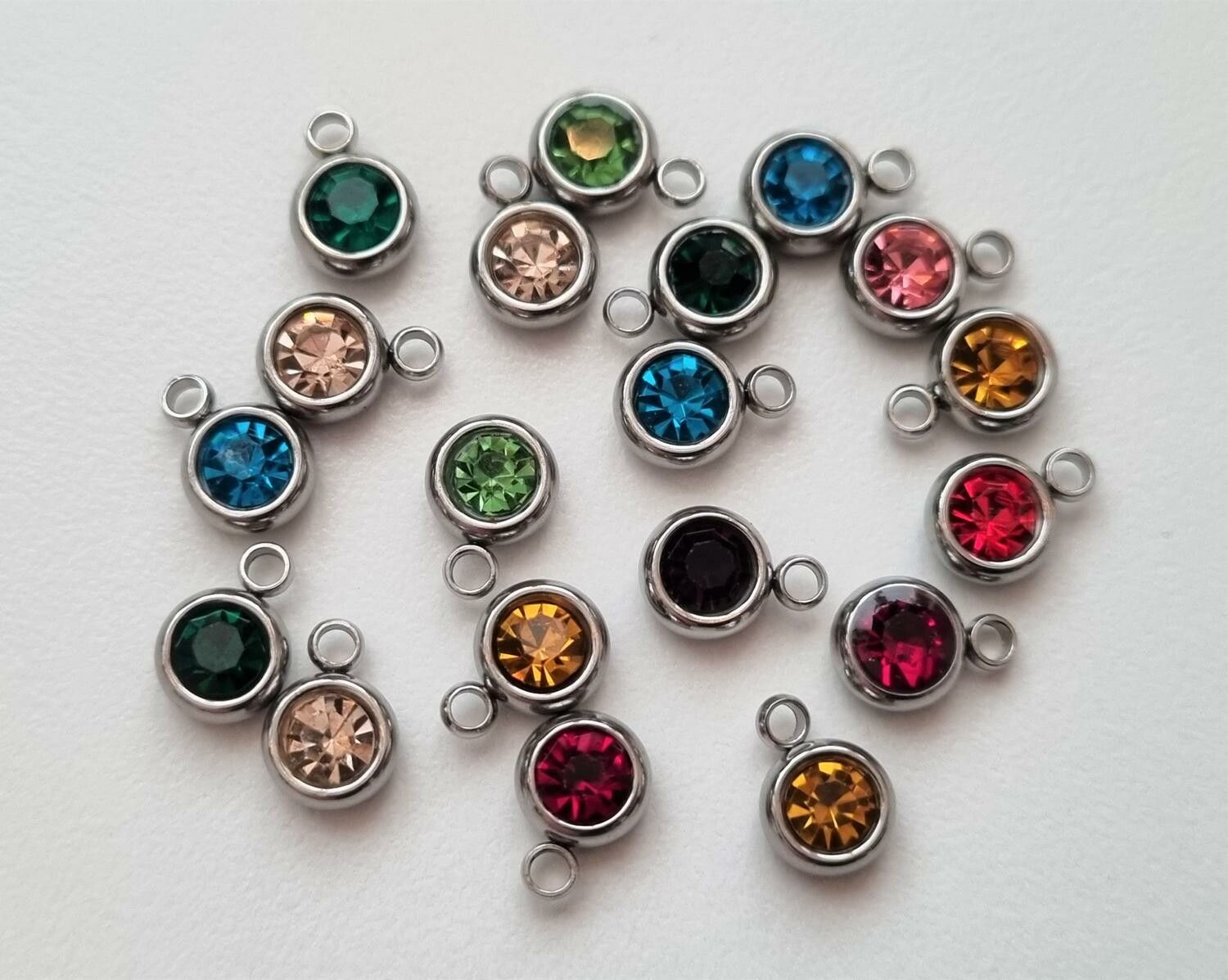 2 st små medaljonger, miniatyrer / berlocker / charms
