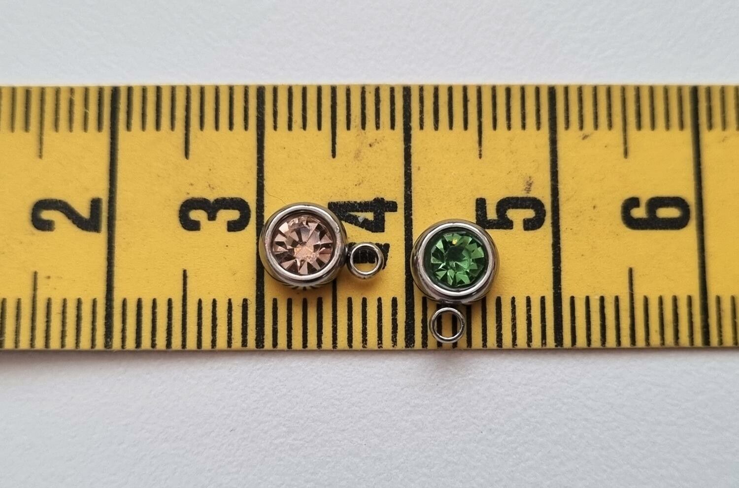 2 st små medaljonger, miniatyrer / berlocker / charms
