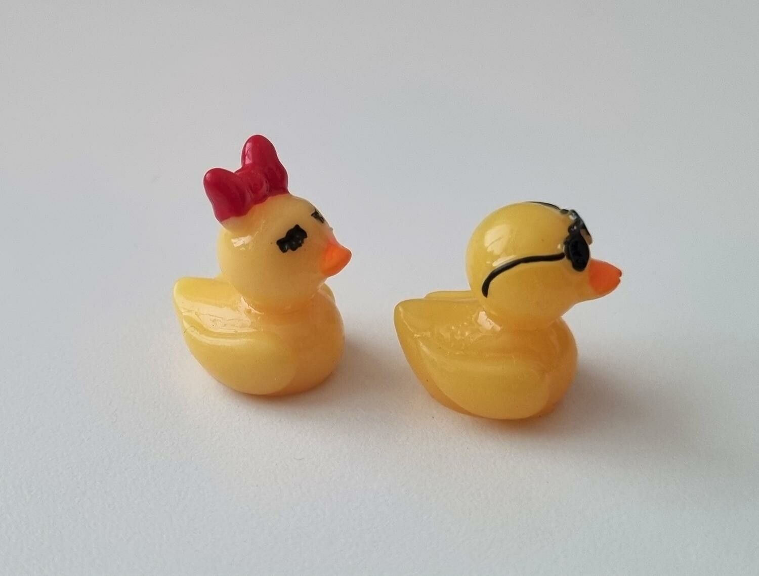 2 st små ankor. Miniatyrer / figuriner för dockskåpet, tittskåp mm