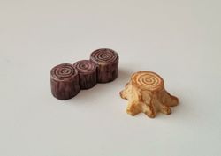 2 st små stubbar. Miniatyrer / figuriner för dockskåpet, tittskåp mm