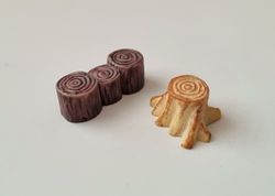 2 st små stubbar. Miniatyrer / figuriner för dockskåpet, tittskåp mm
