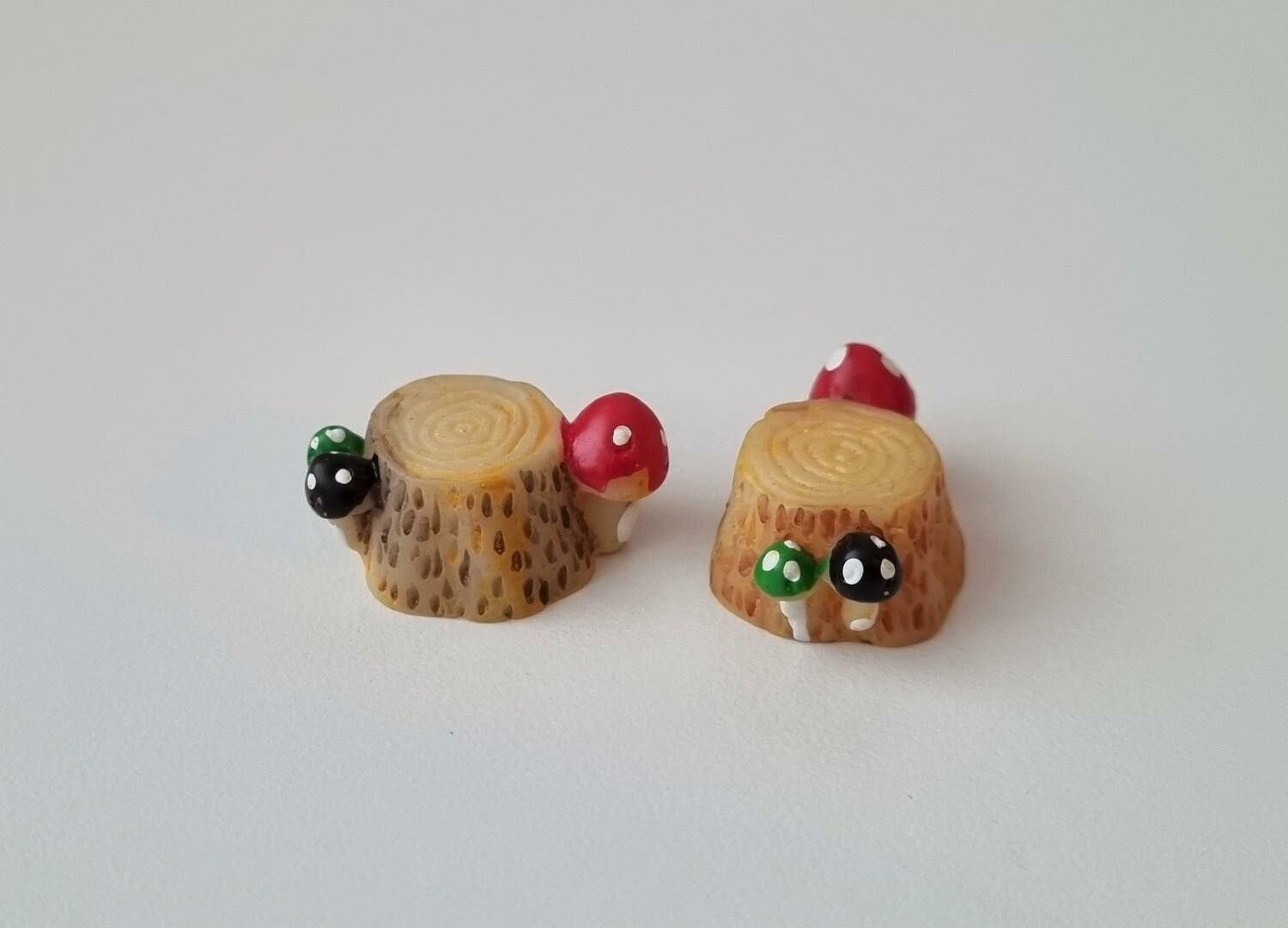 2 st små stubbar. Miniatyrer / figuriner för dockskåpet, tittskåp mm