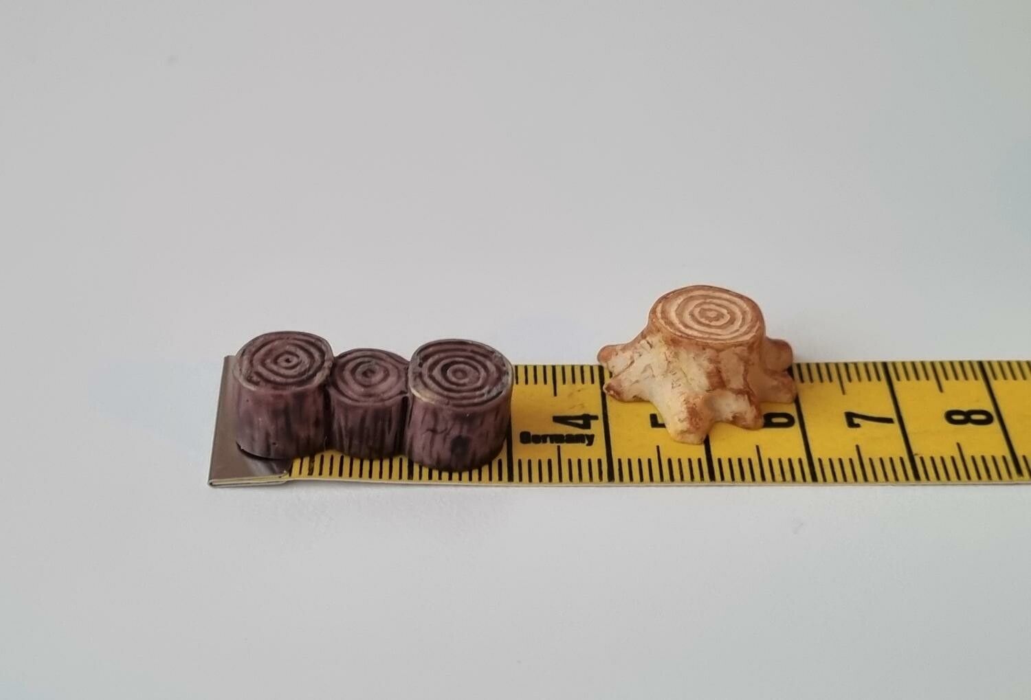 2 st små stubbar. Miniatyrer / figuriner för dockskåpet, tittskåp mm