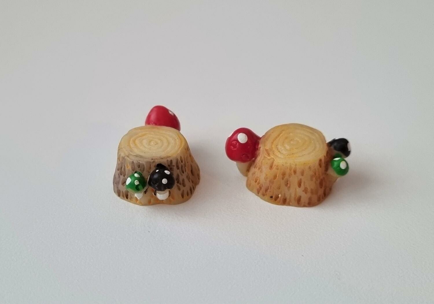 2 st små stubbar. Miniatyrer / figuriner för dockskåpet, tittskåp mm