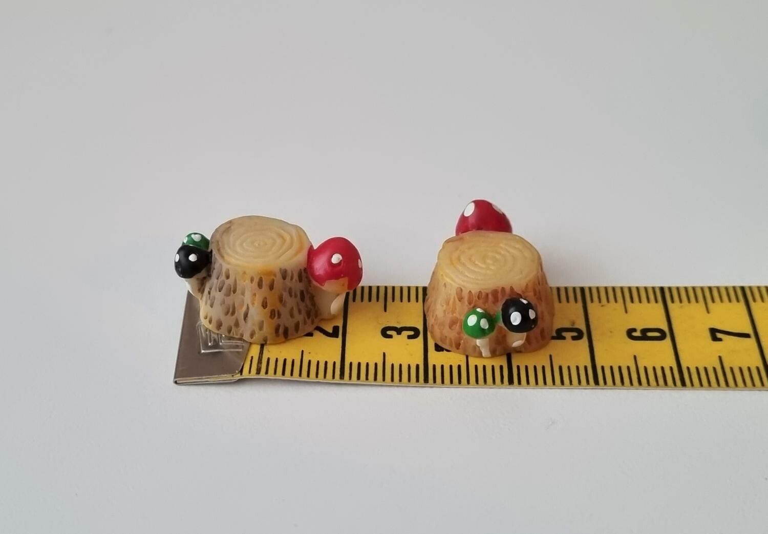 2 st små stubbar. Miniatyrer / figuriner för dockskåpet, tittskåp mm