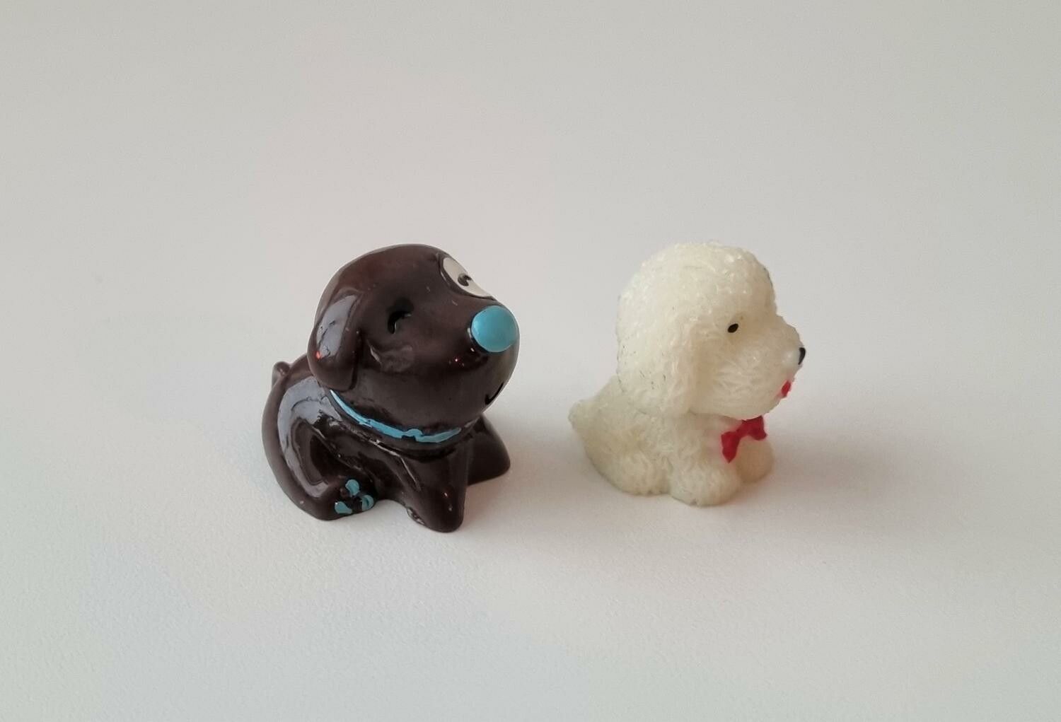 2 st små hundar. Miniatyrer / figuriner för dockskåpet, tittskåp mm