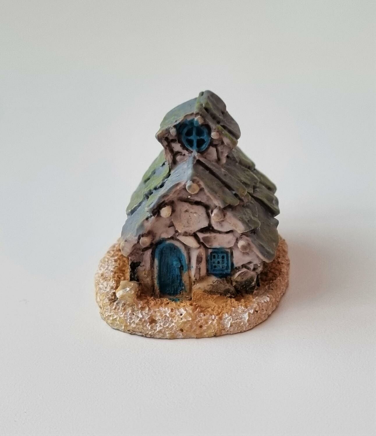 Handmålat hus / minihus. Miniatyrer / figuriner för dockskåpet, tittskåp mm
