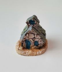Handmålat hus / minihus. Miniatyrer / figuriner för dockskåpet, tittskåp mm