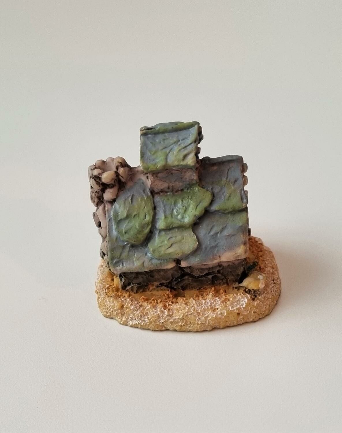 Handmålat hus / minihus. Miniatyrer / figuriner för dockskåpet, tittskåp mm