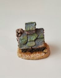 Handmålat hus / minihus. Miniatyrer / figuriner för dockskåpet, tittskåp mm