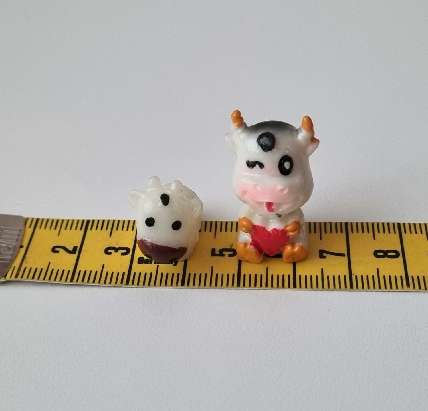 2 st små kossor. Miniatyrer / figuriner för dockskåpet, tittskåp mm